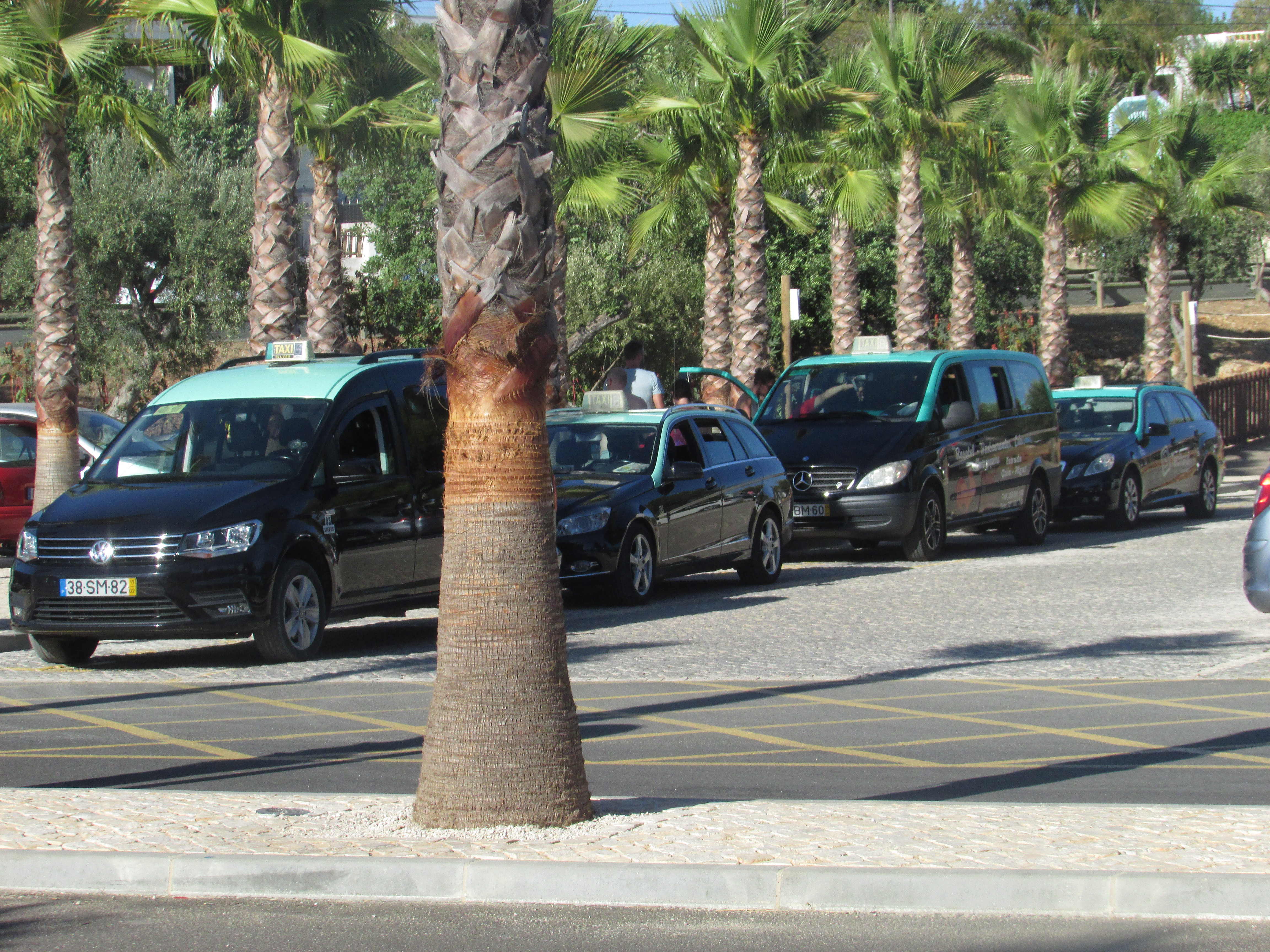 How to get around in Algarve, black taxi