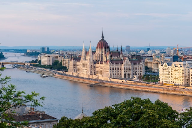 Attractions in Budapest - St. Stephan's Basilica, Parliament, and the Dohány Street Synagogue
